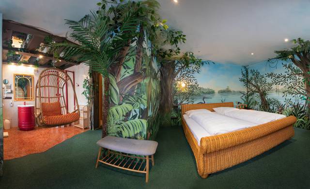Innenansicht Doppelzimmer mit Hängestuhl