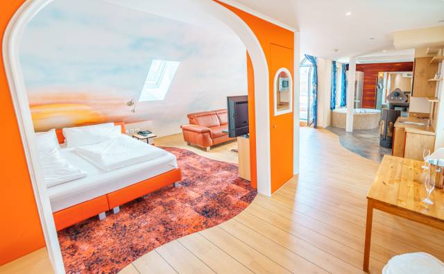 Innenansicht Doppelzimmer mit Kamin und Couch