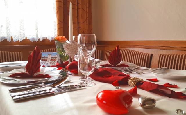 festlich gedeckter Tisch im Restaurant des Hotel Plankl