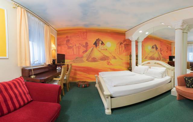 Innenansicht Doppelzimmer mit Doppelbett im Hotel Plankl mit agyptischer Tapete