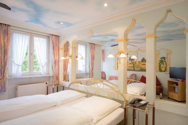 Innenansicht Doppelzimmer mit Doppelbett im Hotel Plankl