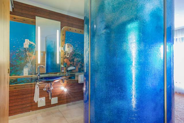Ansicht Bad mit blauer Glasfront