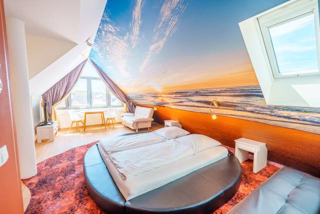 Rundes Doppelbett mit Sonnenuntergang Tapete