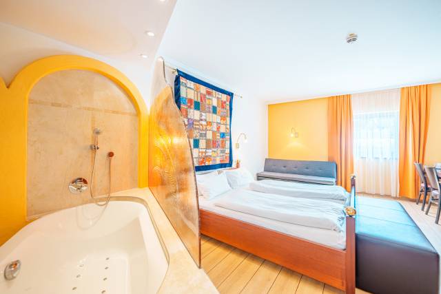 Innenansicht Doppelzimmer mit offenem Bad