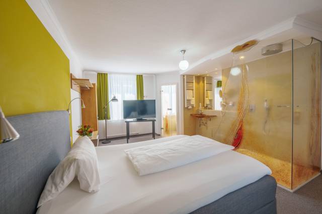 Innenansicht Doppelzimmer mit offenem Bad mit Glasfront