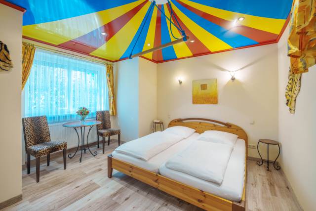 Innenansicht Doppelzimmer mit Zirkusdach
