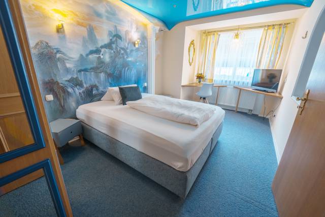 Innenansicht Doppelzimmer mit Wandmalerei