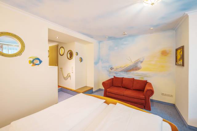 Innenansicht Doppelzimmer mit Doppelbett und Couch