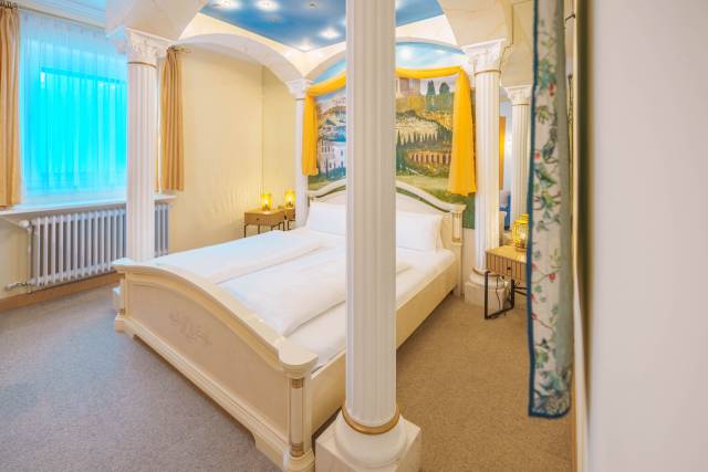 Innenansicht Doppelzimmer mit griechischen Säulen
