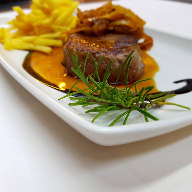 Rumpsteak mit Pommes und Röstzwiebeln