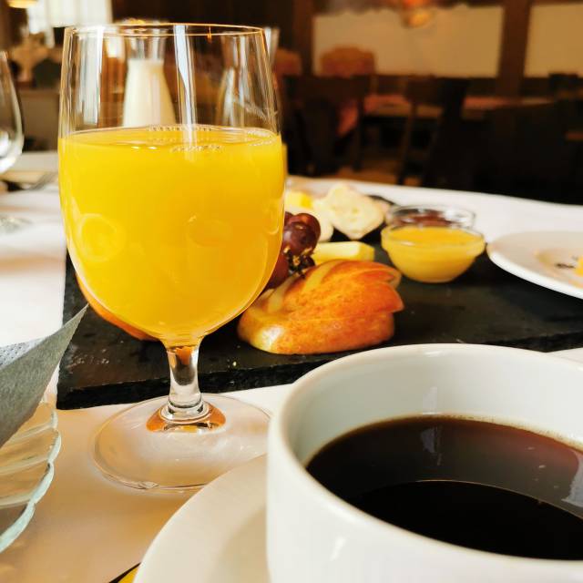 Frühstückstisch mit Kaffee und Orangensaft