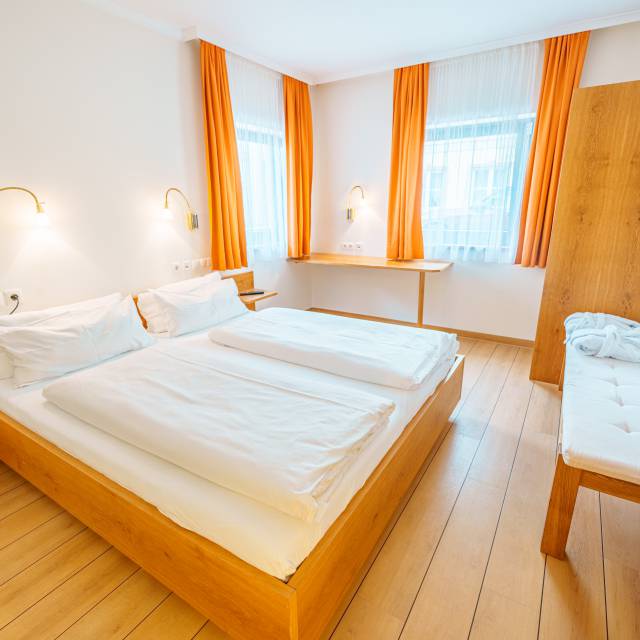 Innenansicht Doppelzimmer mit Doppelbett