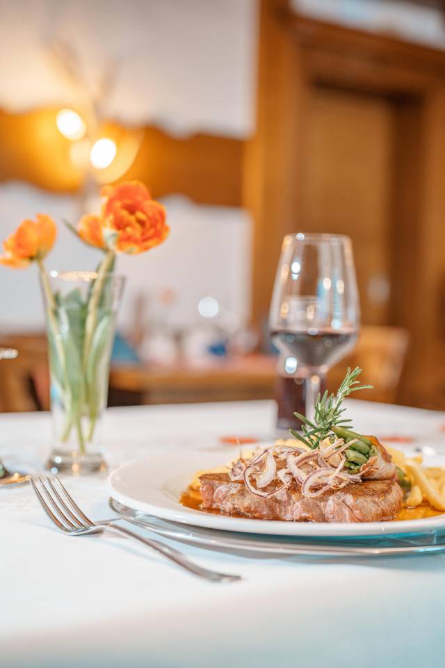Schweineschnitzel mit Pommes und Bohnengemüse