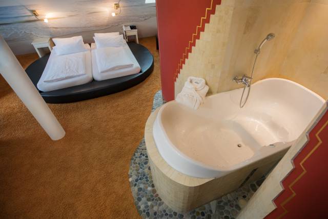 Panoramazimmer: Whirl-Wanne für Zwei - 100 kleine Lämpchen, Leder-Rundbett, Sauna